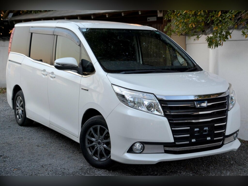 Toyota Noah  Black #1