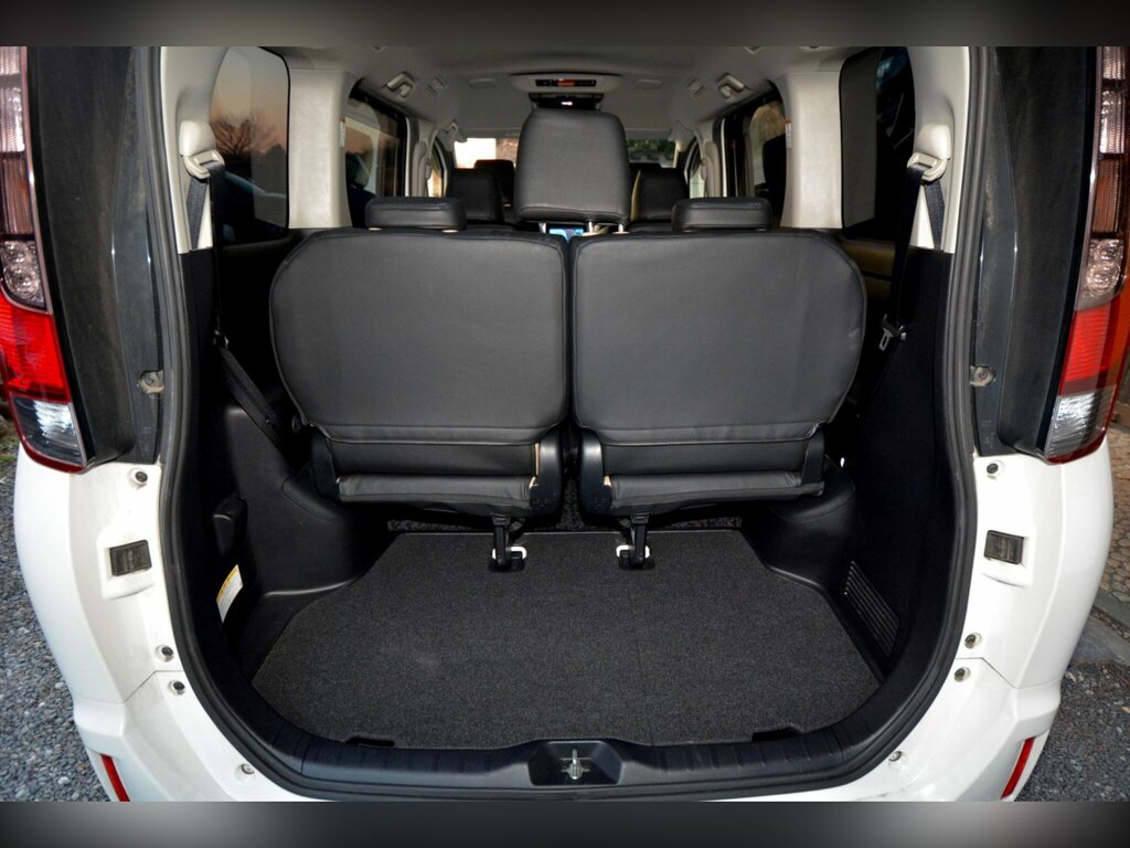 Toyota Noah  Black #36