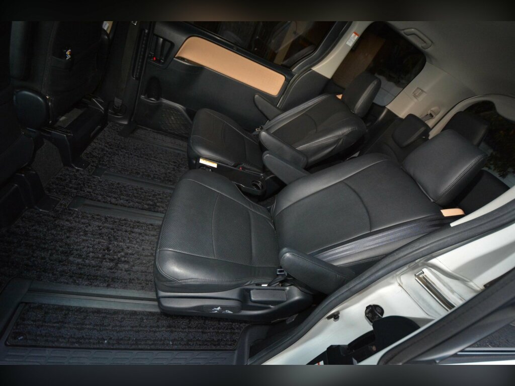 Toyota Noah  Black #34