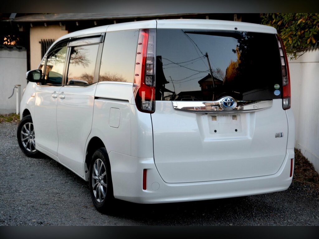 Toyota Noah  Black #13