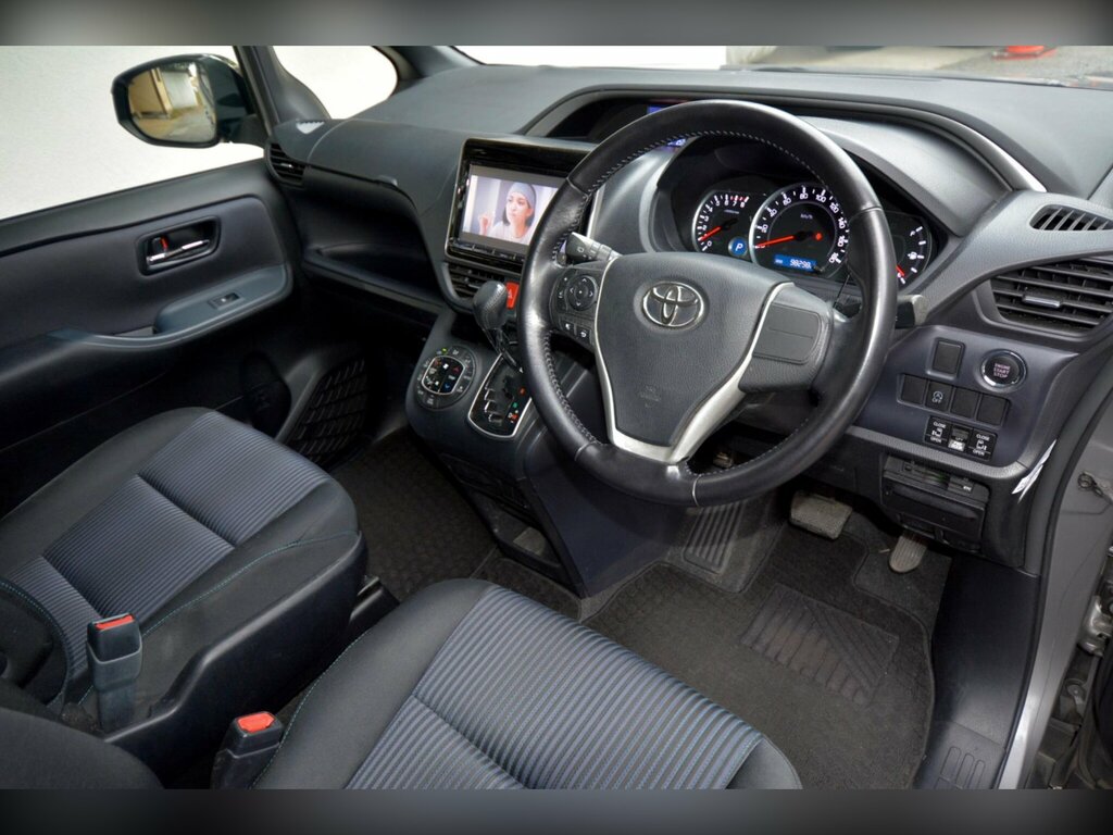 Toyota Voxy 2.0 Zs Kiramaki Edition- Service History Grey #2
