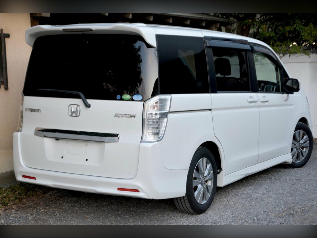 Honda StepWagon 2.0 Spada S Package - Eight Seater White #6