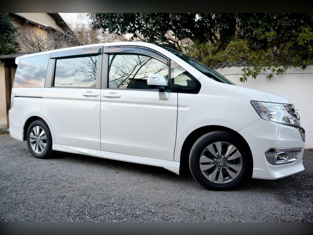 Honda StepWagon 2.0 Spada S Package - Eight Seater White #5