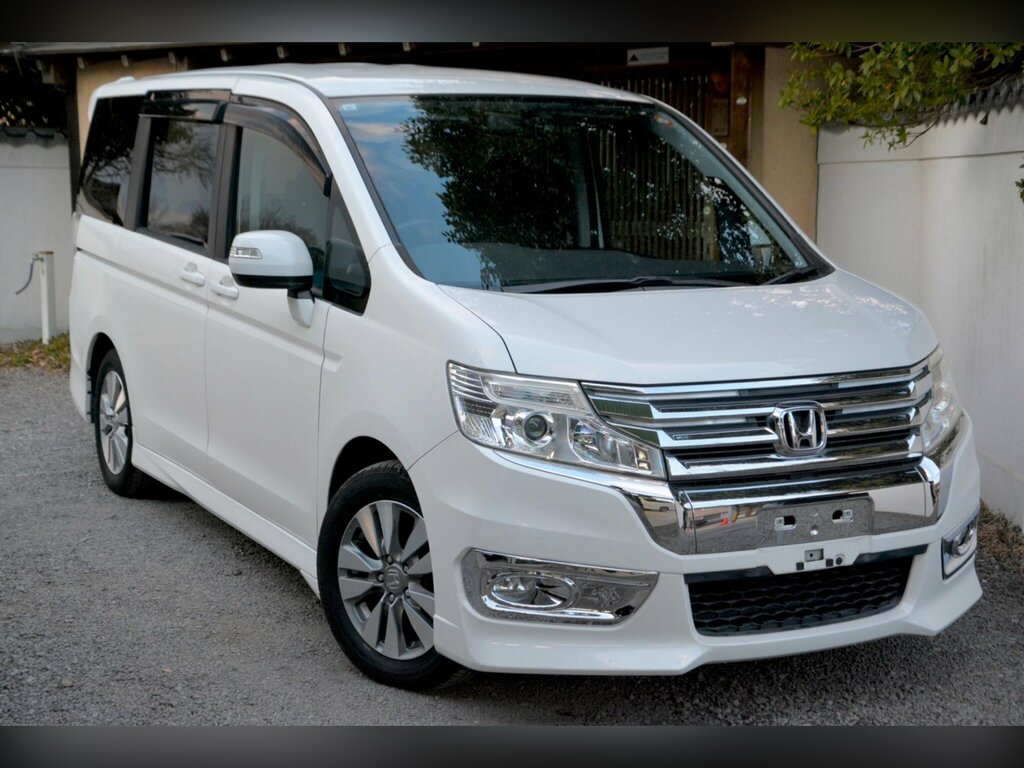 Honda StepWagon 2.0 Spada S Package - Eight Seater White