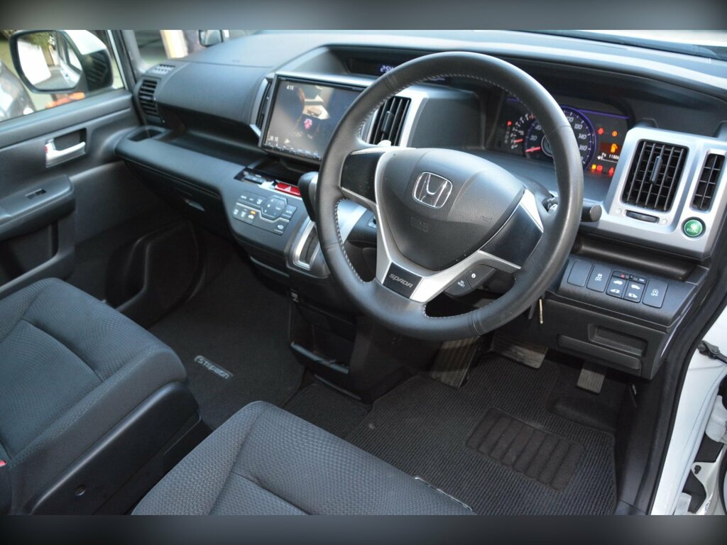 Honda StepWagon 2.0 Spada S Package - Eight Seater White #2