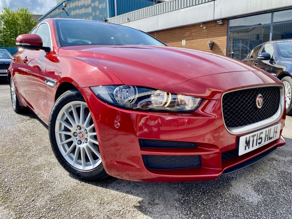 Jaguar XE 2.0 Prestige Red