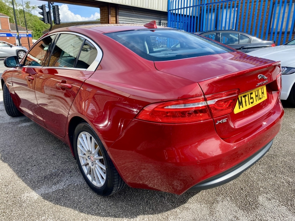 Jaguar XE 2.0 Prestige Red #3