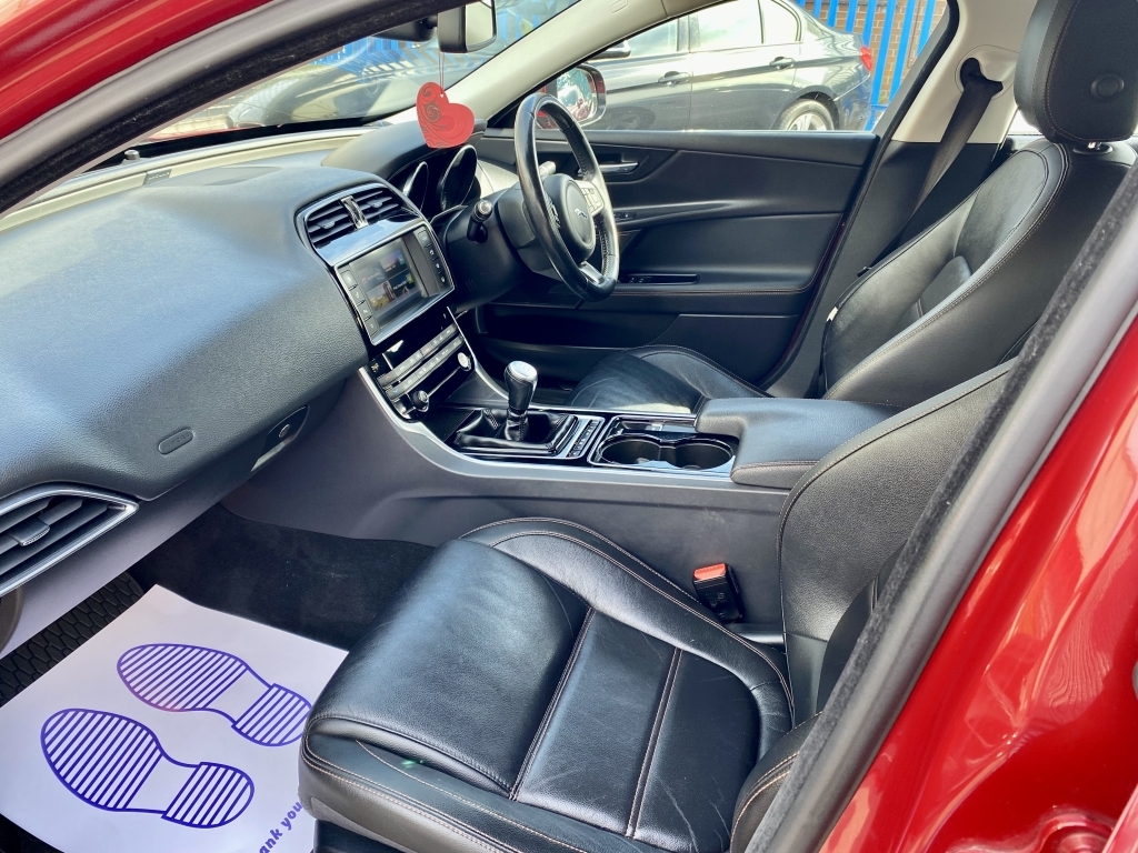 Jaguar XE 2.0 Prestige Red #6