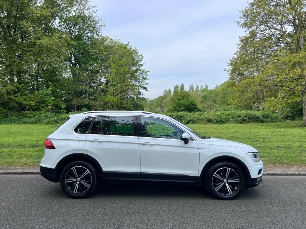 Volkswagen Tiguan 2L Se GM17NRZ White #5