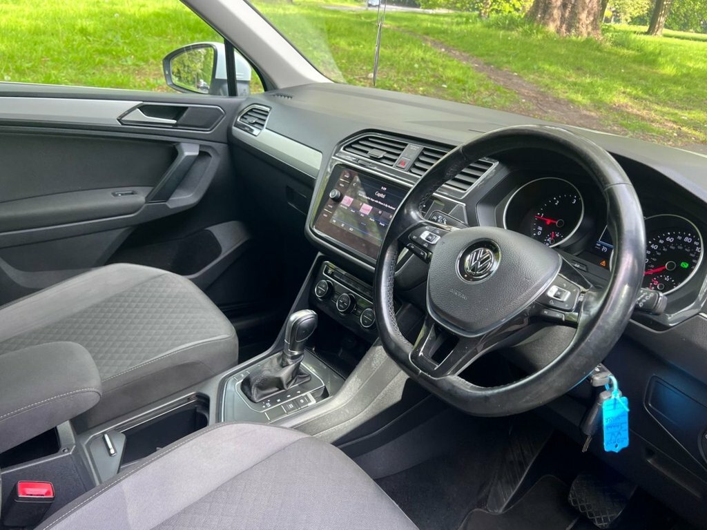 Volkswagen Tiguan 2L Se GM17NRZ White #2