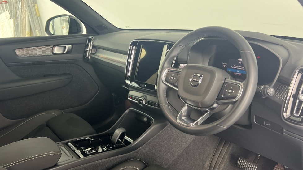 Volvo XC40 Plus, B3 Mild Hybrid, Dark Retractable To BW73DDX White #4
