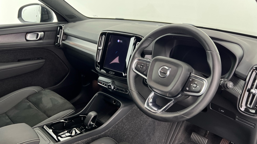 Volvo XC40 Black Edition Plus, B3 Mild Hybrid, RV25WFM Black #4