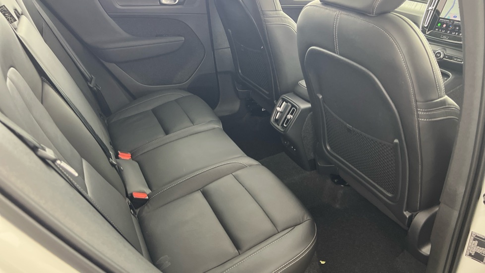 Volvo XC40 2.0 B4p Ultra Dark RF74ZBY White #6