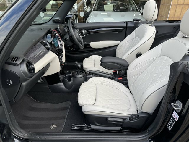 Mini Convertible 2.0 Cooper S Exclusive Convertible Step Black #2
