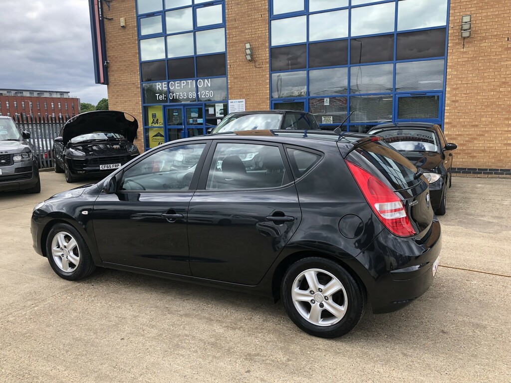 Hyundai I30 Hatchback 1.4 Comfort 2009 Black #3