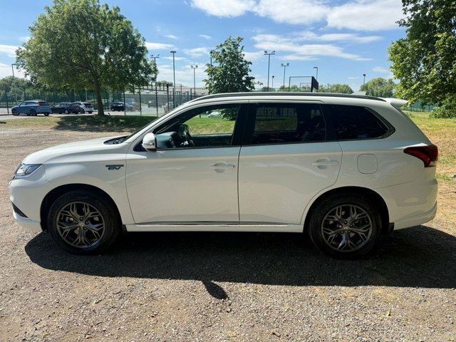 Mitsubishi Outlander 2.4H Twinmotor 13.8Kwh Dynamic White #4