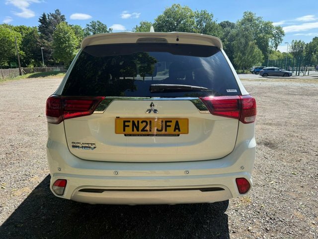 Mitsubishi Outlander 2.4H Twinmotor 13.8Kwh Dynamic White #6