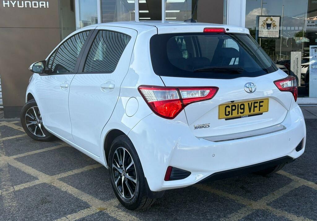Toyota Yaris 1.5 Vvt-i Icon Tech Euro 6 GP19VFF White #2