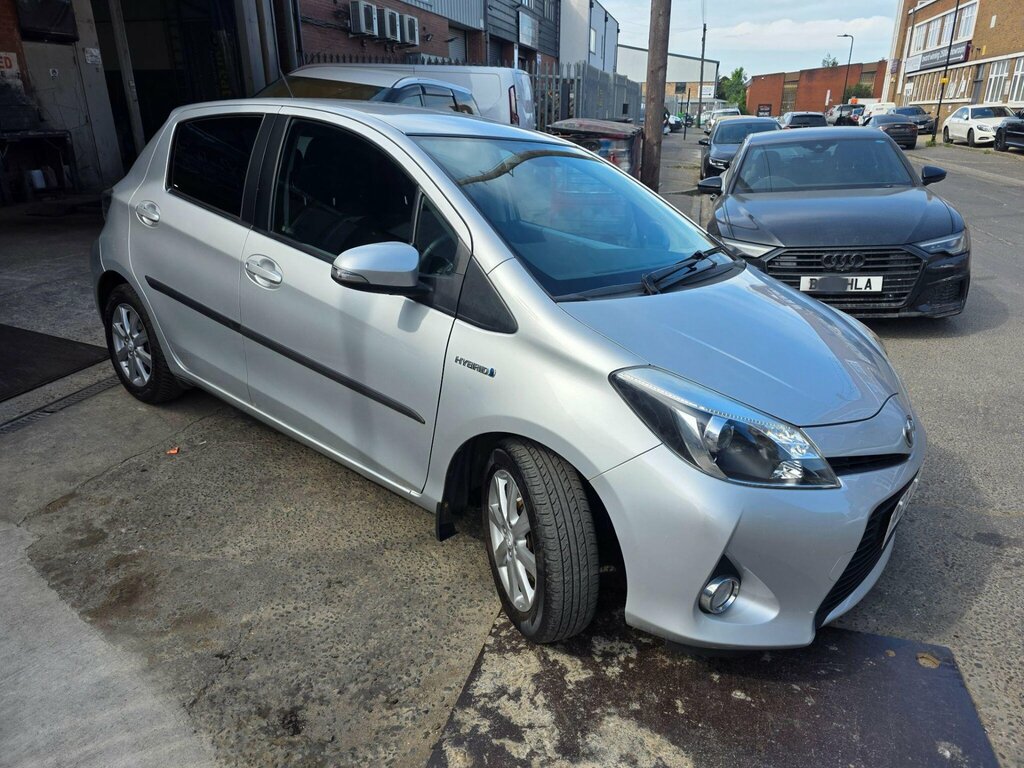 Toyota Yaris 1.5 Vvt-h T4 Cvt Euro 5 SW12JUT Silver #2
