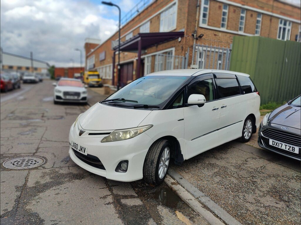 Toyota Estima 2.4 2Wd 7 Seater White #3