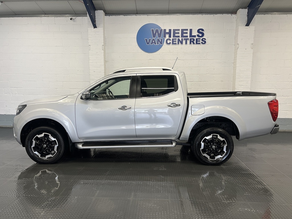 Nissan Navara 2.3 Dci Tekna Pickup Double Cab 4W BJ21KPT Silver #2
