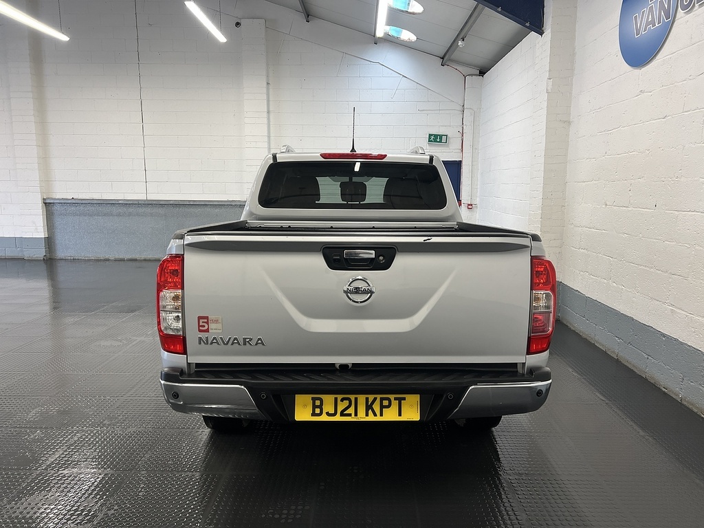 Nissan Navara 2.3 Dci Tekna Pickup Double Cab 4W BJ21KPT Silver #4