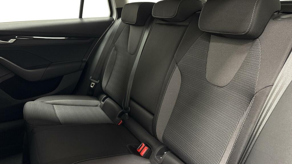 Skoda Octavia 1.5 Tsi Act Se Technology Estate White #6
