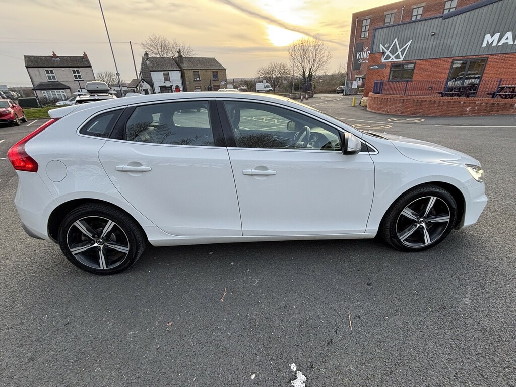Volvo V40 Hatchback 2.0 R-design D2 201767 SB67USJ White #4