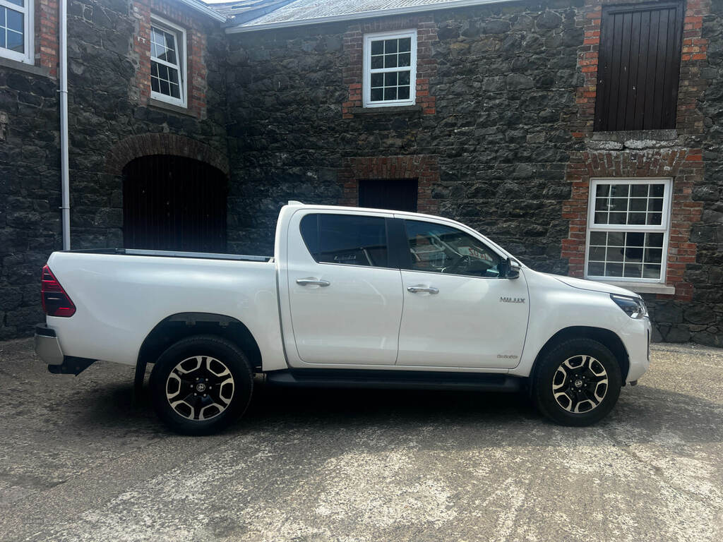 Toyota HILUX Invincible D Cab Pick Up 2.8 D-4d White