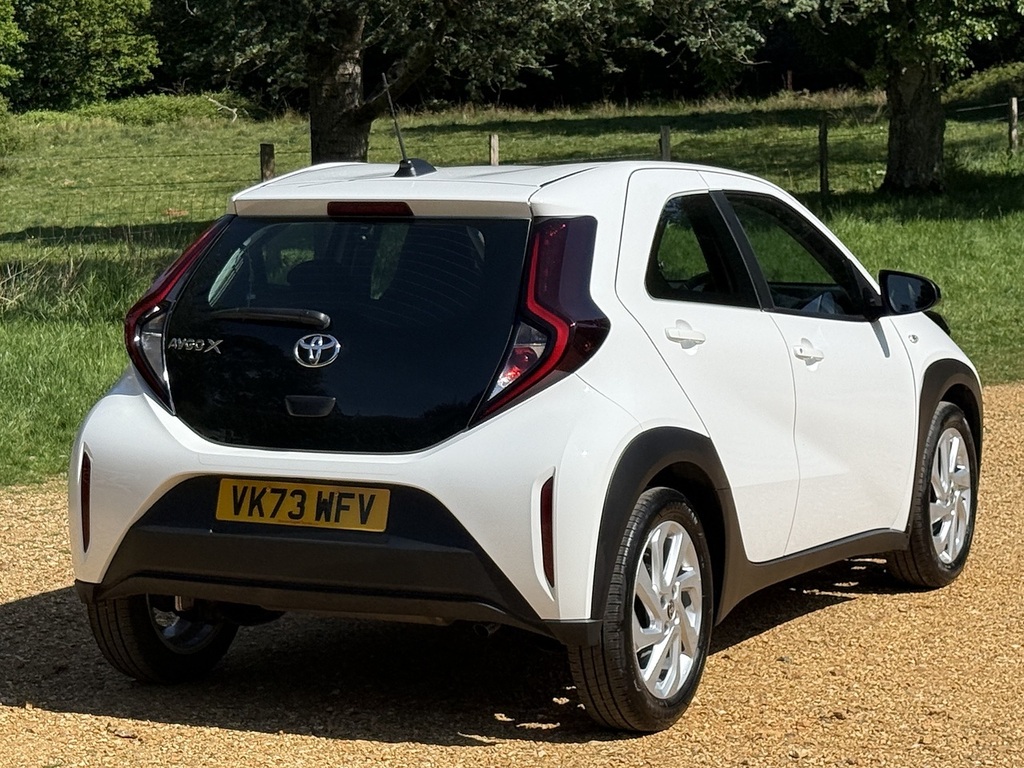Toyota Aygo X Vvt-i Pure VK73WFV White #3
