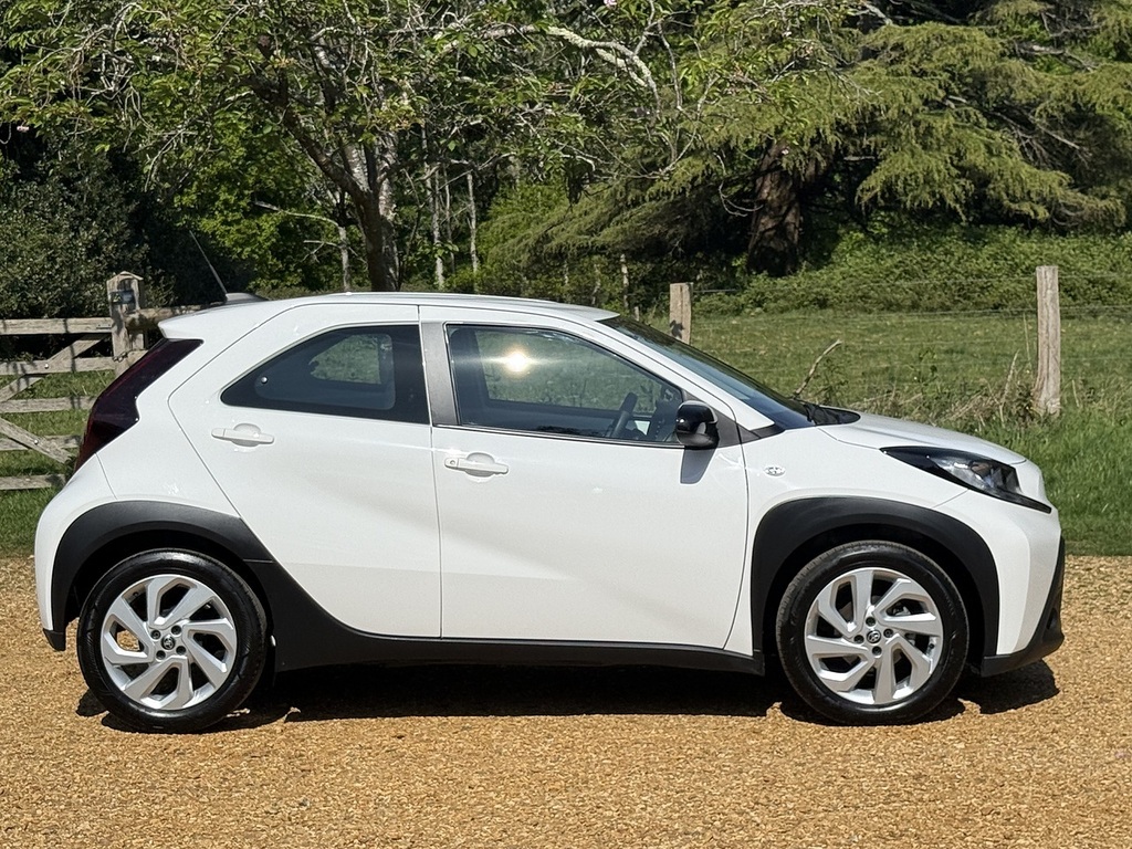 Toyota Aygo X Vvt-i Pure VK73WFV White #2