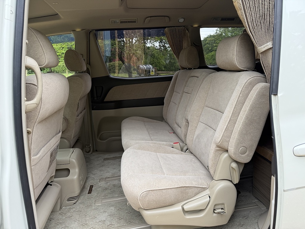 Toyota Alphard White #31