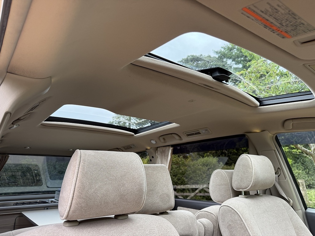 Toyota Alphard White #22