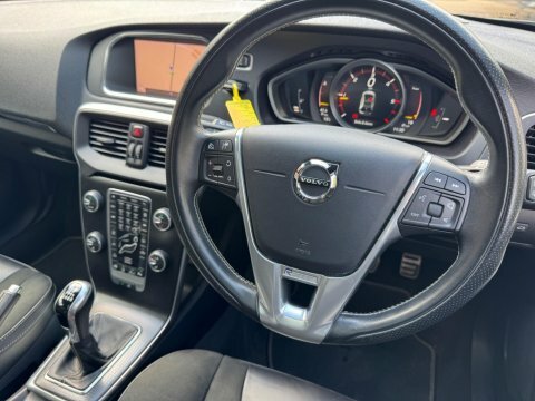 Volvo V40 2.0 D3 R-design KJ18PGF Black #2
