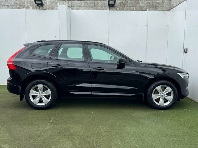 Volvo XC60 B4 Mhev Momentum Suv YF71VLW Black #3