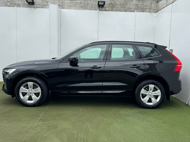 Volvo XC60 B4 Mhev Momentum Suv YF71VLW Black #4