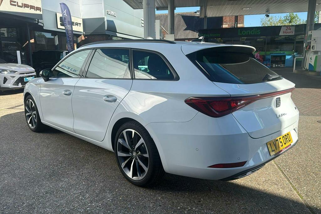 Seat Leon 1.5 Etsi Mhev Fr Estate Hybrid Dsg White #2