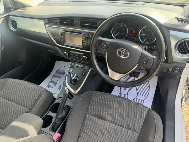 Toyota Auris Hatchback White #17