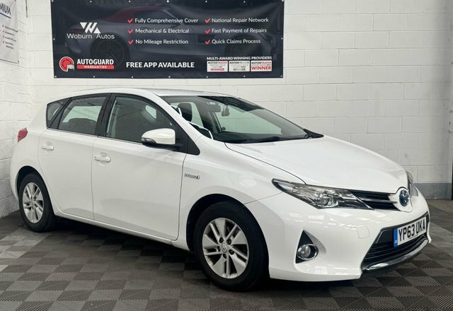 Toyota Auris Hatchback White #10