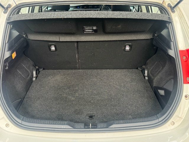 Toyota Auris Hatchback White #35