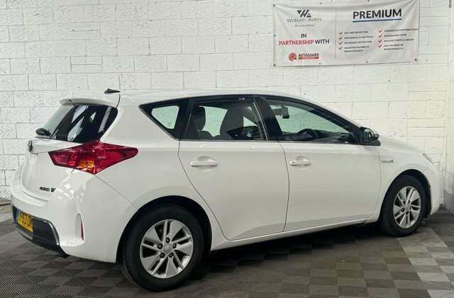 Toyota Auris Hatchback White #16