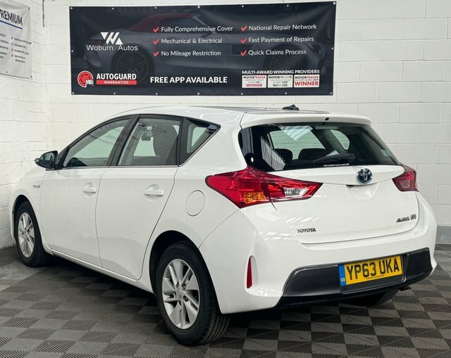 Toyota Auris Hatchback White #14