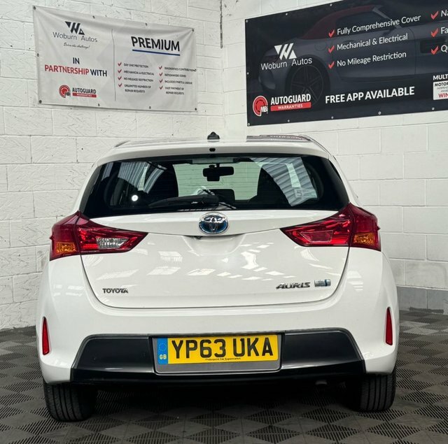 Toyota Auris Hatchback White #12