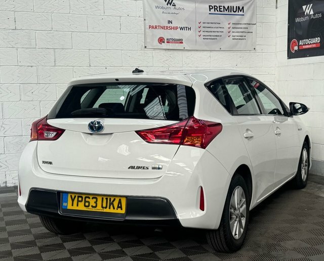 Toyota Auris Hatchback White #13