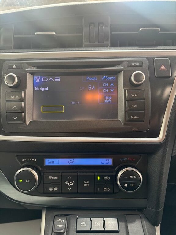 Toyota Auris Hatchback White #28