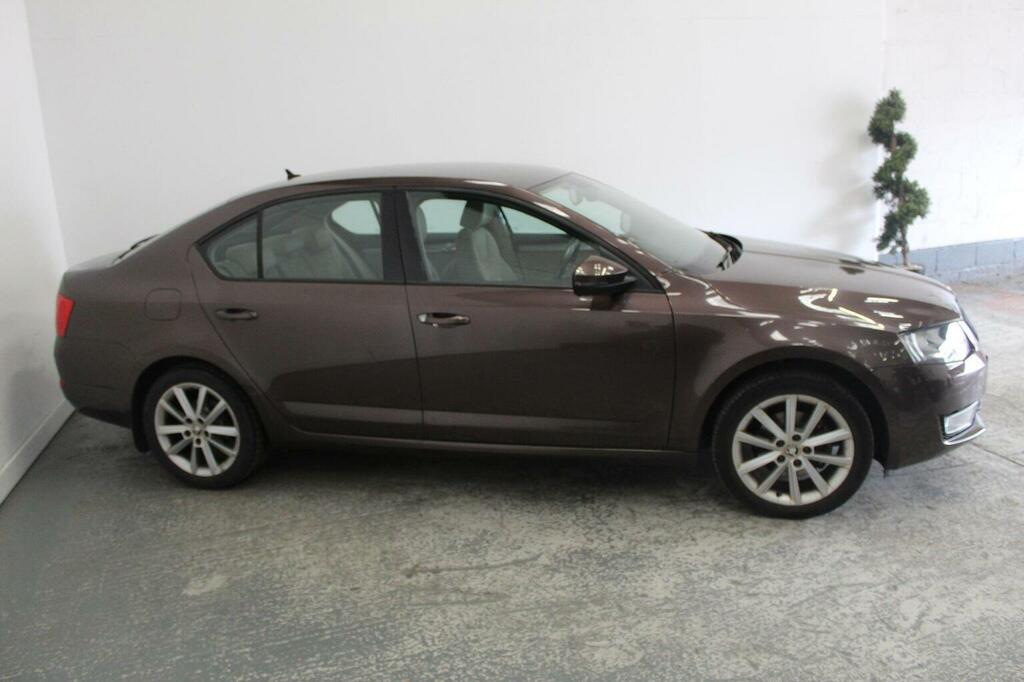 Skoda Octavia Hatchback 2.0 Tdi Elegance Euro 5 Ss 2014 Brown #3