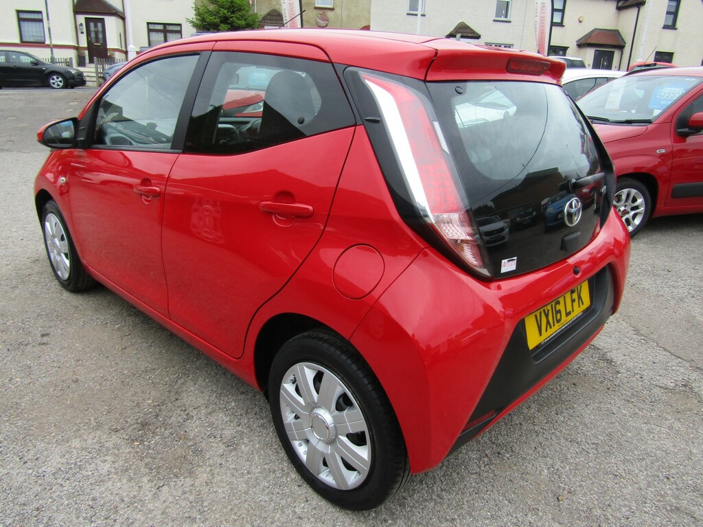 Toyota Aygo 1.0 Vvt-i X-play One Lady Owner Only 81 000 Miles VX16LFK Red #6