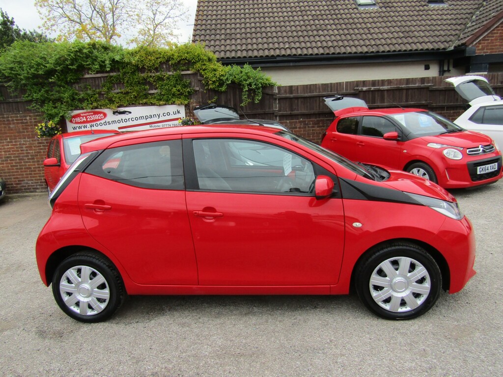 Toyota Aygo 1.0 Vvt-i X-play One Lady Owner Only 81 000 Miles VX16LFK Red #2