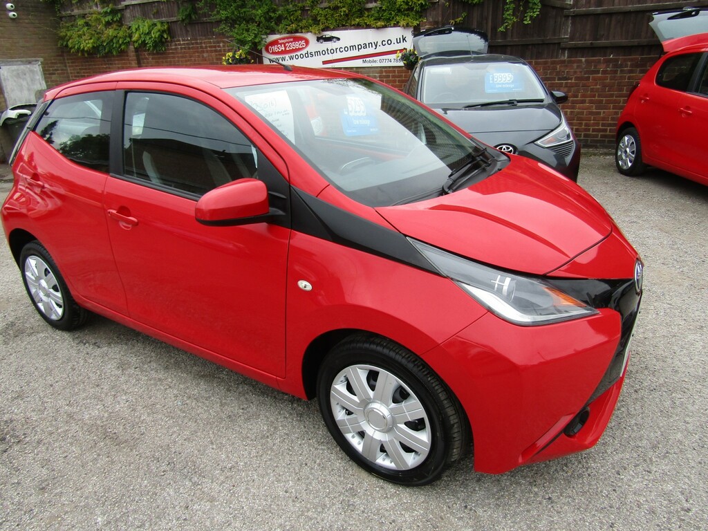 Toyota Aygo 1.0 Vvt-i X-play One Lady Owner Only 81 000 Miles Red