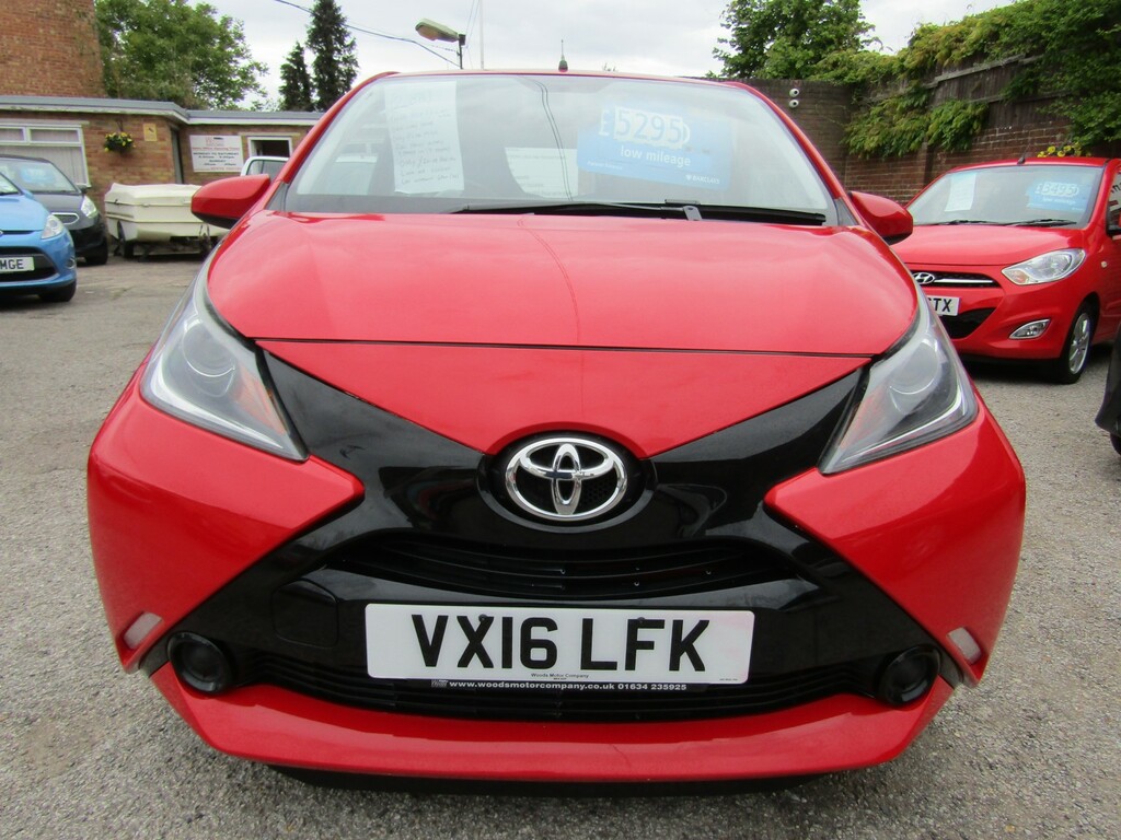 Toyota Aygo 1.0 Vvt-i X-play One Lady Owner Only 81 000 Miles VX16LFK Red #4